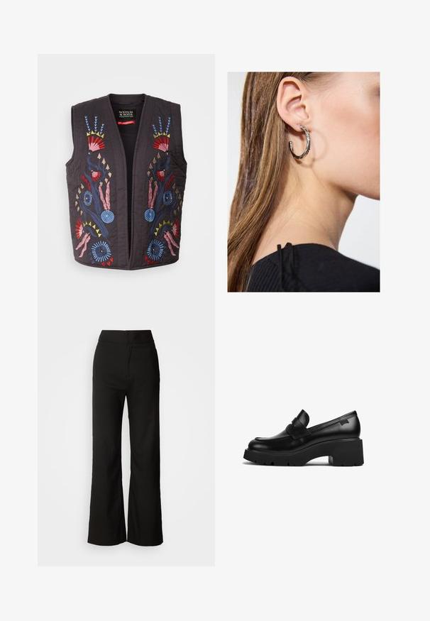 Schwarze gesteppte Weste mit bunten bestickten Blumenmustern in Rot, Blau, Rosa und Gelb. Keine Knöpfe oder Verschlüsse sichtbar.; Schwarzer Rollkragenpullover aus leichtem Strickgewebe. Mit langen Ärmeln, taillierter Passform und weichem Ripptextil.; Schwarze weit geschnittene Hosen mit glatter Textur, hoher Taille und klarem Design. Keine sichtbaren Taschen oder Verzierungen.; Schwarze Leder-Loefer mit klobigem Absatz, dicker Sohle und einem Riemen über der Oberseite, seitlich auf einem weißen Hintergrund gezeigt.; Silberne Creolen mit polierter Oberfläche, die kleine goldene Akzentdetails und eine runde Form aufweisen, am Ohrläppchen getragen.