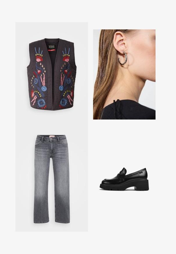 Schwarze gesteppte Weste mit bunten bestickten Blumenmustern in Rot, Blau, Rosa und Gelb. Keine Knöpfe oder Verschlüsse sichtbar.; Even&Odd Petite 2 PACK - Top - light grey/black; Graue Jeans aus Denim mit geradem Bein, fünf Taschen, dezentem Verblassen und einem Knopfverschluss in der Taille.; Schwarze Leder-Loefer mit klobigem Absatz, dicker Sohle und einem Riemen über der Oberseite, seitlich auf einem weißen Hintergrund gezeigt.; Silberne Creolen mit polierter Oberfläche, die kleine goldene Akzentdetails und eine runde Form aufweisen, am Ohrläppchen getragen.