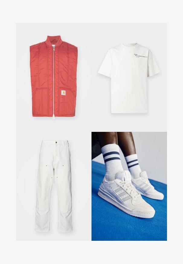 Červená bezrukávová vesta vyrobená z prešívaného materiálu; obsahuje predný zips, dve predné vrecká a logo nášivku na dolnej ľavej strane.; Biele bavlnené tričko s krátkymi rukávmi, okrúhlym výstrihom a čiernym tlačeným textom na hrudi, ktorý znie "Carhartt Work in Progress 1989."; Biele bavlnené cargo nohavice s voľným strihom. Medzi vlastnosti patrí predné vrecká, zlaté detaily a zosilnené kolenné časti.; Biele kožené tenisky s perforovanými akcentmi, tromi kovovými pruhmi a štruktúrovanou bočnou panelou. Nosené s bielymi ponožkami s modrými pruhmi.