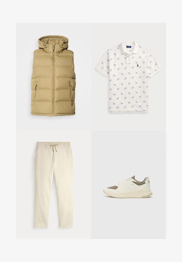 Beige színű steppelt mellény kapucnival, cipzárral, oldalsó zsebekkel és vízszintes varrással a szigetelés érdekében. Az anyag sima tapintású.; Fehér póló, pamutból készült, ismétlődő kék kutyás mintával és egy kis kék logóval a mellkason. Rövid ujjak és gallér.; Krém színű, laza nadrág, rugalmas derékrésszel és húzózsinórral, egyenes szárakkal és oldalsó zsebekkel, egyszínű háttér előtt.; Fehér és világos bézs sportcipő, légies hálós felsőrésszel, perforált részletekkel és texturált középtalppal, amelyen a saroknál a márka logója található.