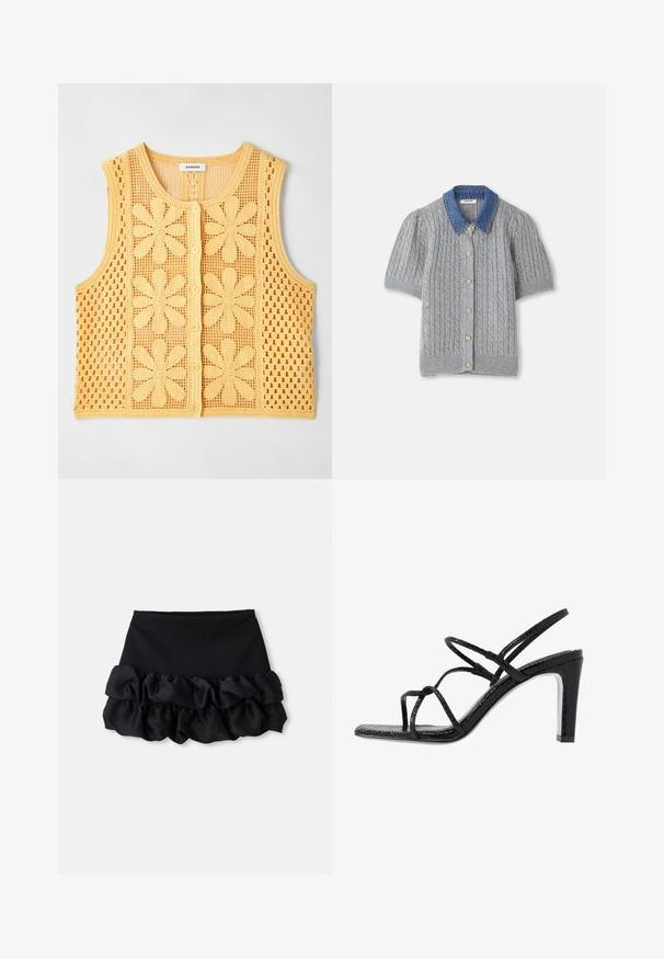 sandro Veste - jaune; Pelēks adīts īsām piedurknēm kardigans ar stīgas rakstu, ar džinsa apkakli un pieciem zelta pogām priekšpusē.; Melnā mini svārki ar piegulīgu augšu un trim ruffles slāņiem apakšā, ar gludu tekstūru un tīrām līnijām.; Melnas papēžu siksniņas ar plānām siksnām, teksturētu apdari, atvērtu purngalu un elegantu, smailu papēdi. Iezīmē gludu iekšējo daļu un spīguļojošu virsmu.
