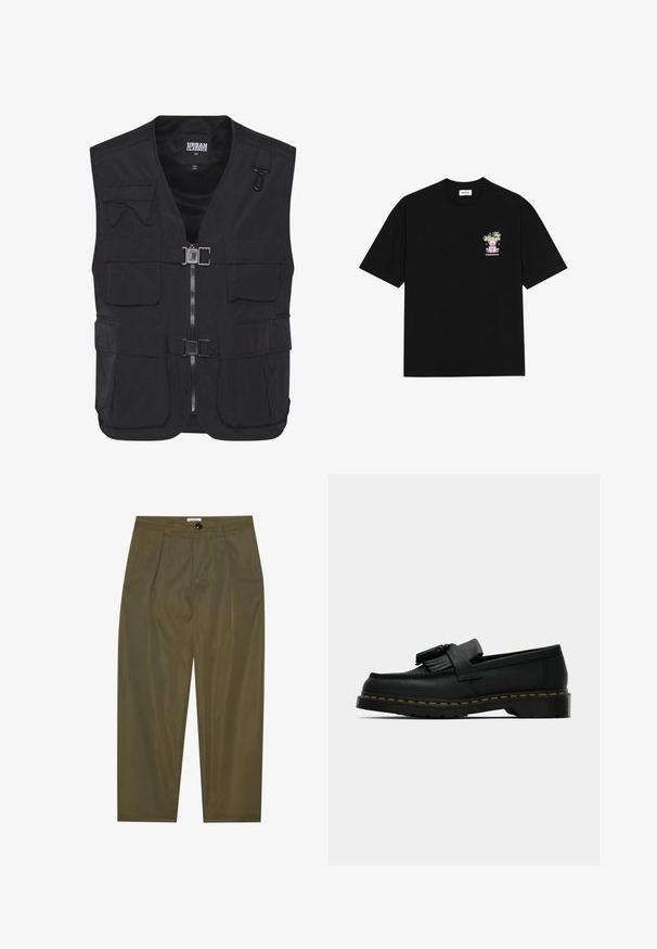 Crni funkcionalni prsluk od lagane tkanine, sa višestrukim prednjim džepovima, zatvaranjem na patentni zatvarač i mrežastom unutrašnjosti za ventilaciju.; Crna pamučna majica s kratkim rukavima i okruglim izrezom, s šarenim grafičkim prikazom na lijevoj strani prsnog dijela, koji prikazuje teddy medvjedića i stilizirani tekst.; Maslinasto zelene plisirane hlače izrađene od glatkog materijala, s kopčanjem na dugme i ravnim nogavicama. Bez vidljivih džepova.; Crni kožni mokasini s resicama, žutom šavom uz đon i debelim, rebrastim gumiranim potplatom.