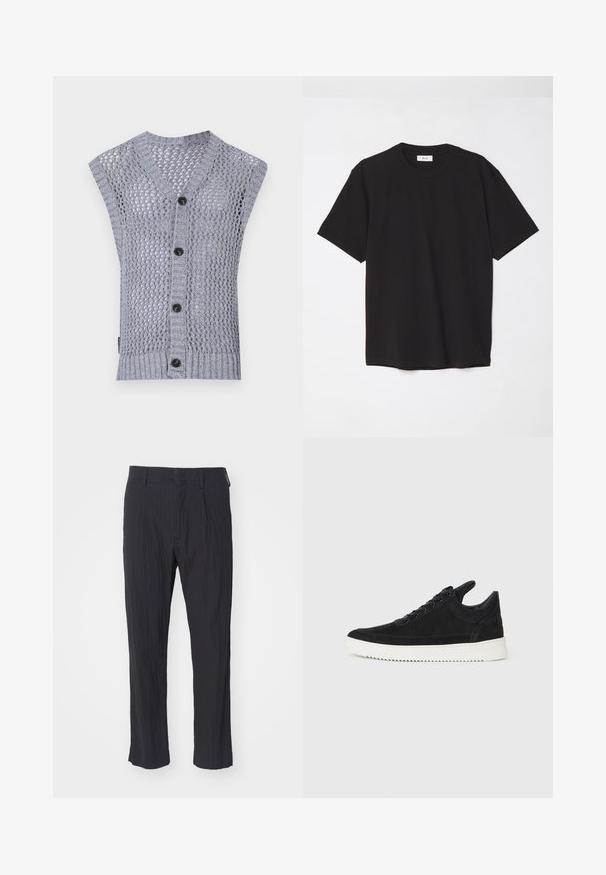 Šviesiai pilkas megztas be rankovių liemenės modelis su V formos iškirpte, turintis tekstūruotą raštą, raukšlėtą apatinę dalį ir penkis tamsius mygtukus.; Juodas medvilninis marškinėlis su apvaliu kaklu, trumpomis rankovėmis ir laisvu siluetu. Paprastas dizainas, lygus paviršius ir be matomų raštų ar logotipų.; Juodos pregamos kelnės su tekstūruotu audiniu, turinčios tiesią kojos dizainą ir standartinį liemenį. Nėra matomų kišenių ar metalinių detalių.; Juodų suede sportbačių su balta gumine padu, su toniniais siuvinėjimais ir raištelių užsegimu. Sklandus paviršius su šiuolaikine, laiko forma.