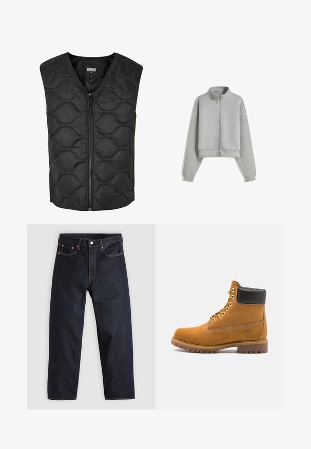 Černá prošívaná vesta s vysokým límcem, předním zipem a prošíváním ve vlnkovém vzoru. Vyrobena z hladké, lehké tkaniny. Bez rukávů.; Zkrácená šedá mikina na zip s vysokým límcem, dlouhými rukávy a žebrovanými manžetami. Vyrobena z měkkého, lehkého materiálu s hladkou texturou.; Bílá tričko s těsným střihem vyrobené z bavlny. Kolečkový výstřih, krátké rukávy, hladká textura. Malá černá visačka s logem na lemu. Jednoduchý design.; Tmavomodré džíny z denimu se straight střihem, pěti kapsami, kontrastním oranžovým šitím a knoflíkovým zapínáním. Žádné viditelné vzory ani ozdoby.; Hnědé semišové kotníkové boty s černým polstrovaným límcem, zlatými kovovými očky, bílým prošíváním a odolnou gumovou podrážkou s výraznými drážkami.