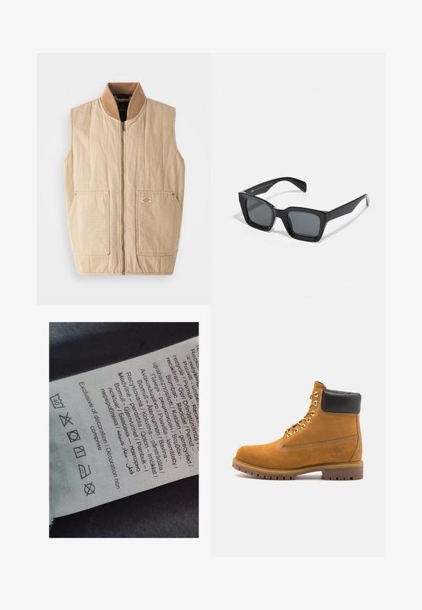 Beżowa kamizelka z zapięciem na zamek, wysokim kołnierzem z brązowego polaru oraz dwiema dużymi kieszeniami z przodu. Posiada pikowaną teksturę i małą naszywkę z logo.; Biała bluza z kapturem, z dużym nadrukiem w formie identyfikatora w kolorach niebieskim, żółtym i czarnym, z kieszenią z przodu i ściągaczem na kapturze.; Etykieta z tekstem w wielu językach, symbolami pielęgnacji i ikonami recyklingu, wydrukowana na materiałowym, miękkim w dotyku w jasnym kolorze.; Beżowe zamszowe botki sięgające kostki z czarną wyściełaną krawędzią, złotymi oczkami, białymi detalami szycia oraz wytrzymałą gumową podeszwą z wyraźnym bieżnikiem.; Czarne prostokątne okulary przeciwsłoneczne z ciemnymi soczewkami. Plastikowa oprawka o błyszczącym wykończeniu, z szerokim mostkiem i lekko zwężającymi się ramionami.