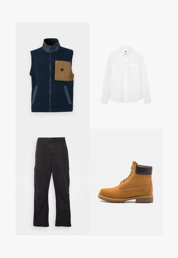 Gilet in pile blu navy con colletto alto, tasca sul petto marrone e due tasche laterali. Presenta accenti blu a contrasto e una zip frontale.; Camicia bianca a maniche lunghe con bottoni, colletto, taschino frontale e una texture sottile. La parte frontale è dotata di bottoni e un piccolo dettaglio del logo.; Pantaloni cargo neri con design a gamba dritta, dotati di due tasche laterali, chiusura con bottone e un tessuto testurizzato.; Stivale alla caviglia in suede tan con collare imbottito nero, occhielli in metallo dorato, dettagli in cucitura bianca e suola in gomma robusta con battistrada pronunciato.