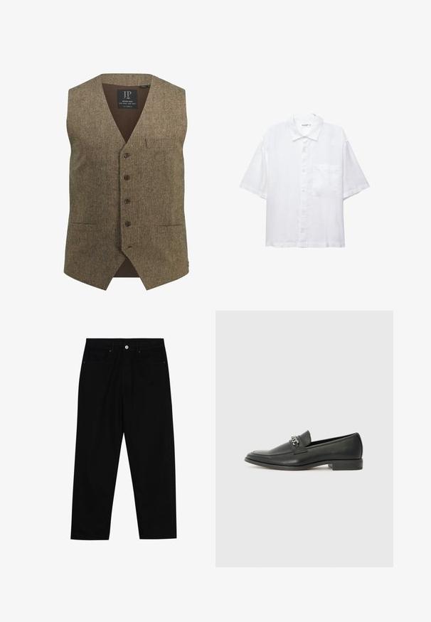 Braune Tweed-Weste mit V-Ausschnitt, fünf Knöpfen, einer Brusttasche und geripptem unteren Rücken. Auffällige Textur und klassisches Design.; Weißes Kurzarmhemd mit Knopfleiste, Kragen und einer Brusttasche. Aus leichtem Stoff mit glatter Textur gefertigt.; Schwarze Jeans mit geradem Schnitt, Fünf-Taschen-Design und einem vorderen Knopfverschluss. Glatte Textur mit minimalen Nähten.; Schwarzer Lederloafer mit glatter Oberfläche, ausgestattet mit einer gesteppten Gestaltung und einem dekorativen Metallkettendetail über dem Vorderblatt. Flacher Absatz.