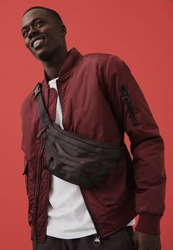 Ofertas en Bolsas, mochilas y maletas de hombre | Comprar en Zalando
