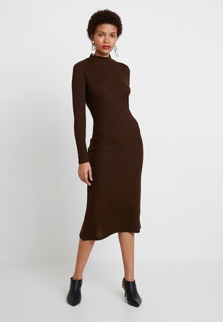HIGH NECK ASYMMETRICAL MIDI - Jerseykleid - choc