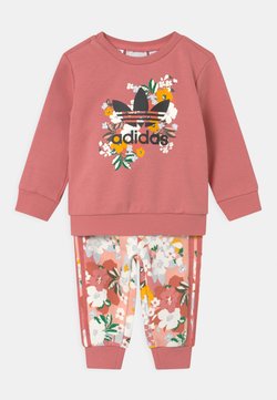 adidas Originals - SET HER LONDON ALL OVER PRINT ORIGINALS TRACKSUIT - Trainingsbroek - hazy rose/multicolor/black