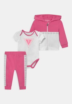 Guess - TAKE ME HOME SET - Geboortegeschenk - pop pink