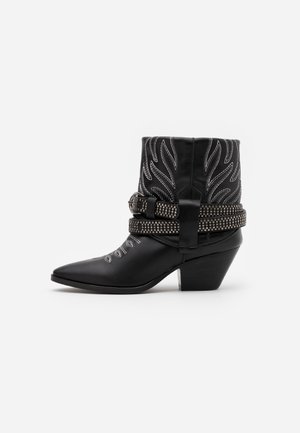 Pinko Boots | Støvletter og boots til dame og herre på Zalando Pinko Ankelstøvletter | Sko til Dame | Ankelstøvletter på